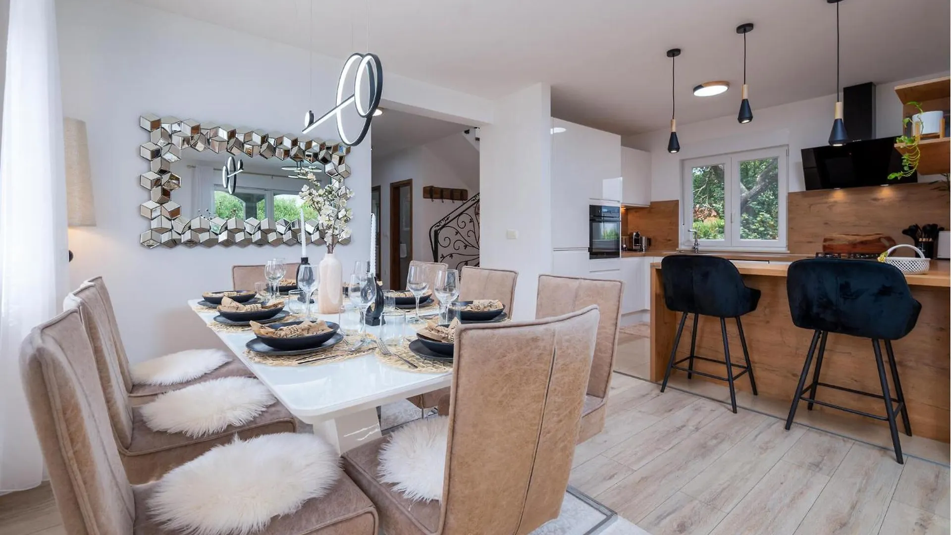 4 Bedroom Gorgeous Home In Pola 0*,