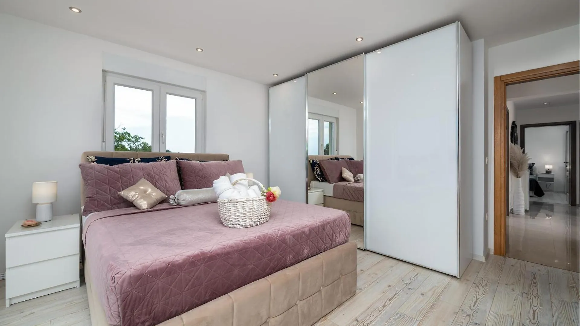 4 Bedroom Gorgeous Home In Pola