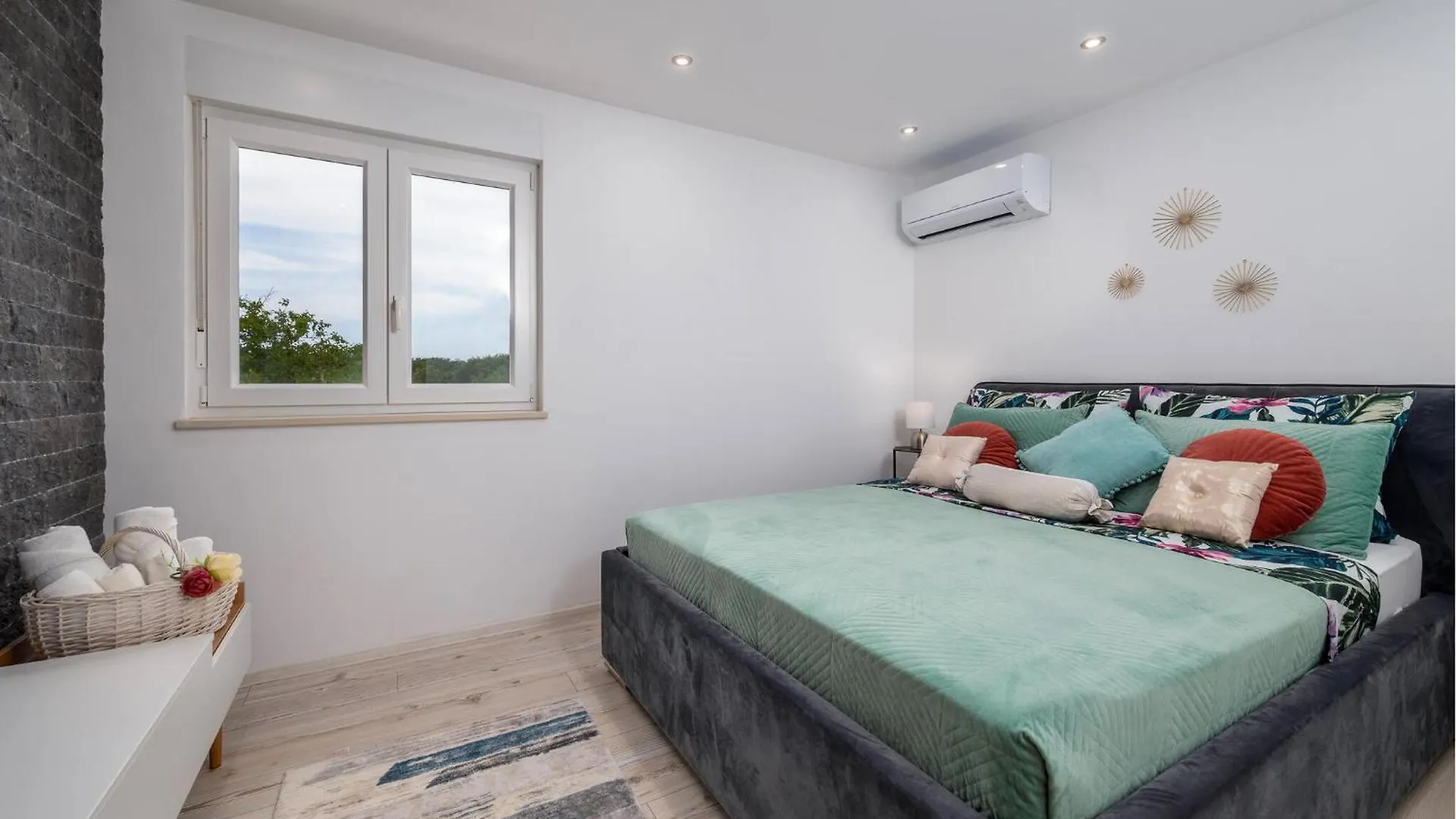 4 Bedroom Gorgeous Home In Pola