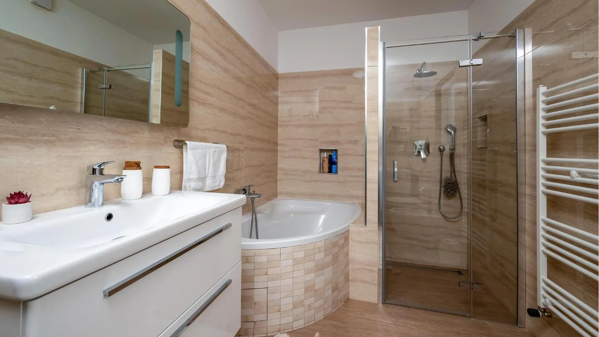 4 Bedroom Gorgeous Home In Pola