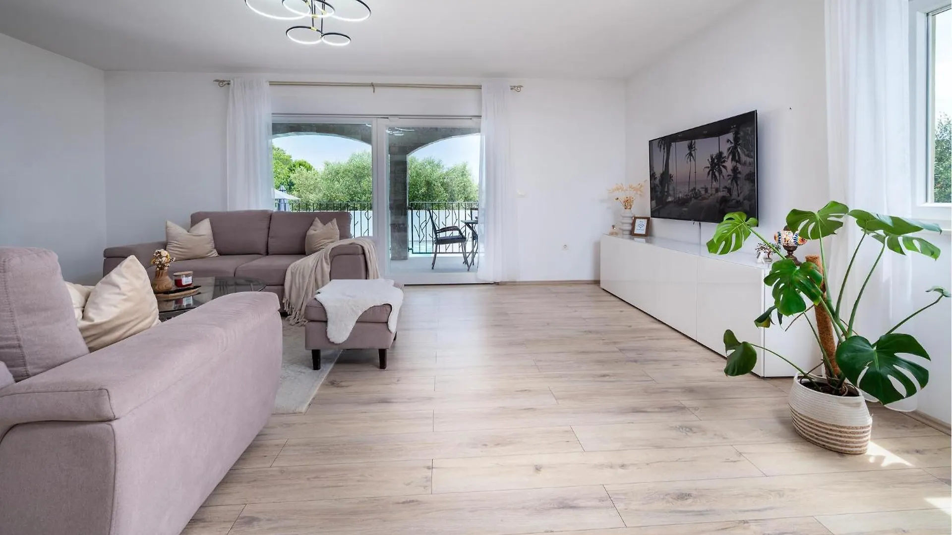 4 Bedroom Gorgeous Home In Pola