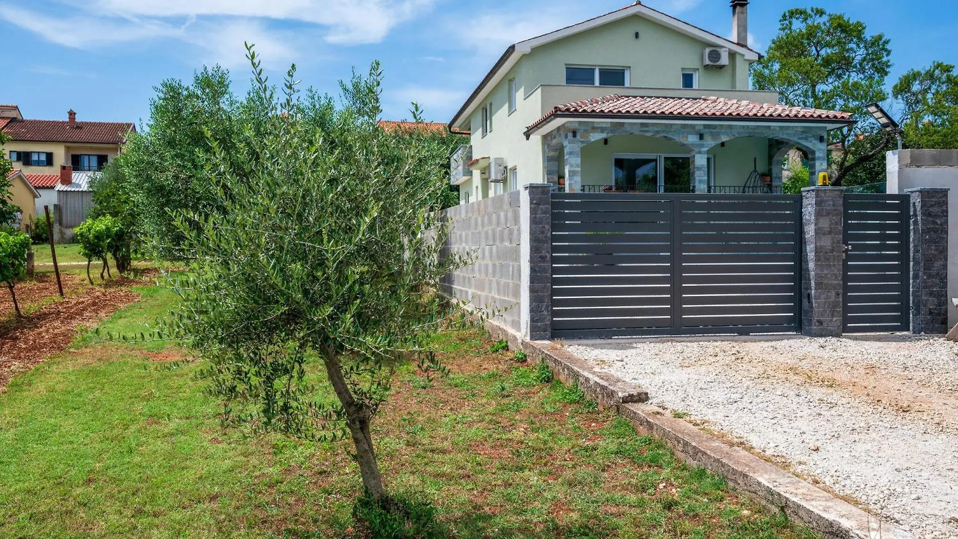 4 Bedroom Gorgeous Home In Pola